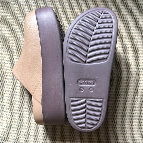 Chic Brown Platform Clogs - Picture 4 of 4